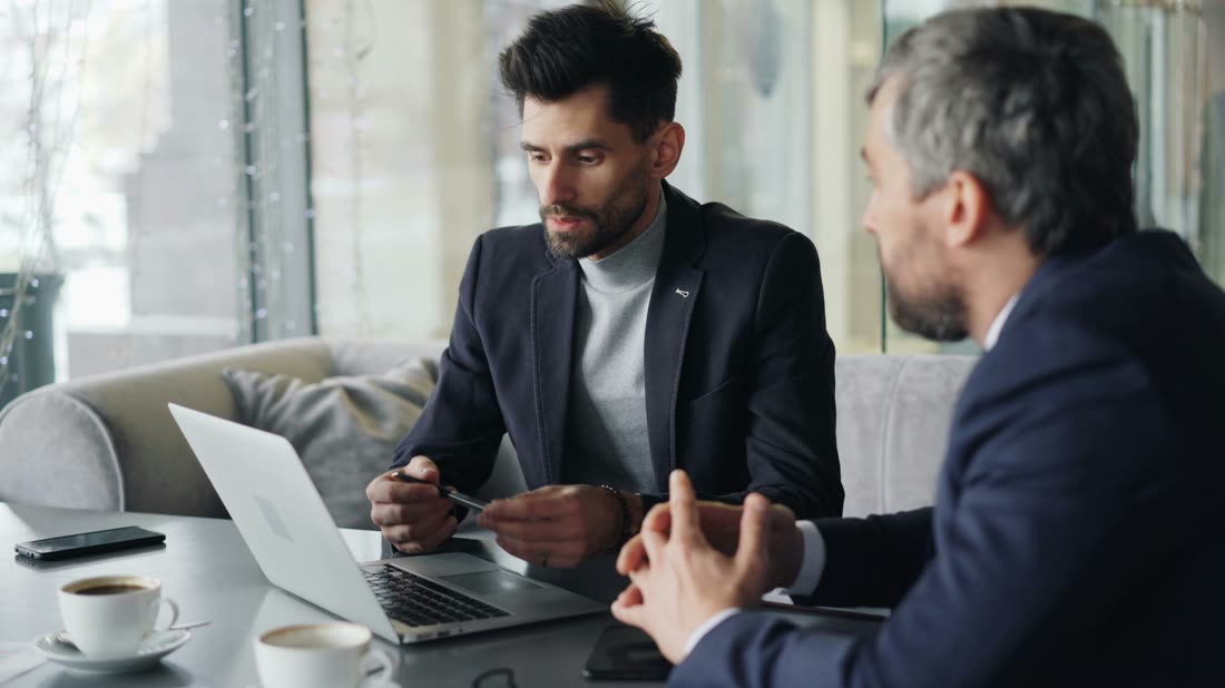 Deux dirigeants en conversation de travail