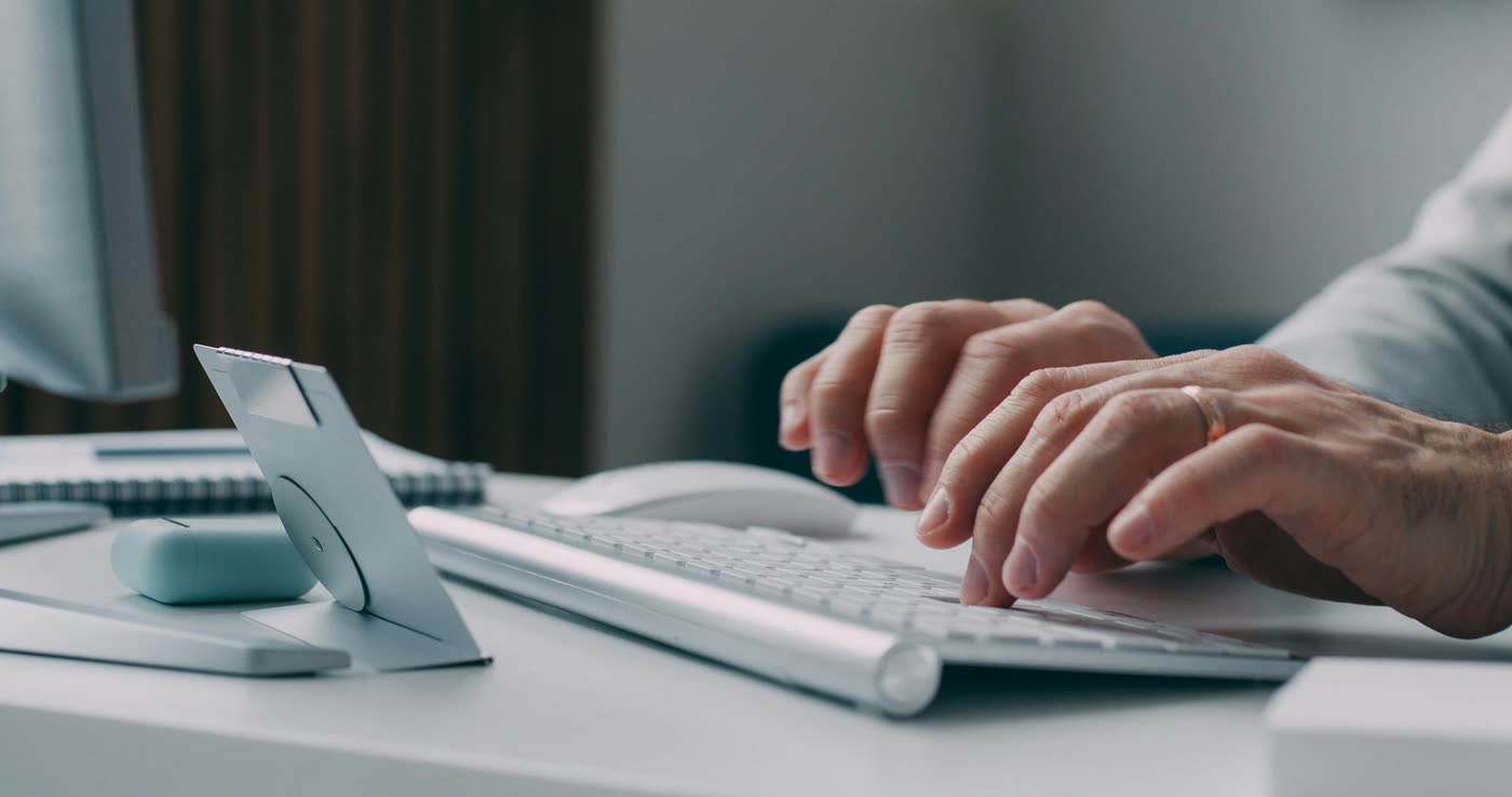Mains sur un clavier, au travail sur un dossier commercial