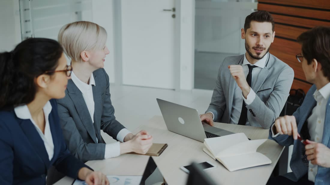 Réunion de travail entre dirigeants autour d’une table